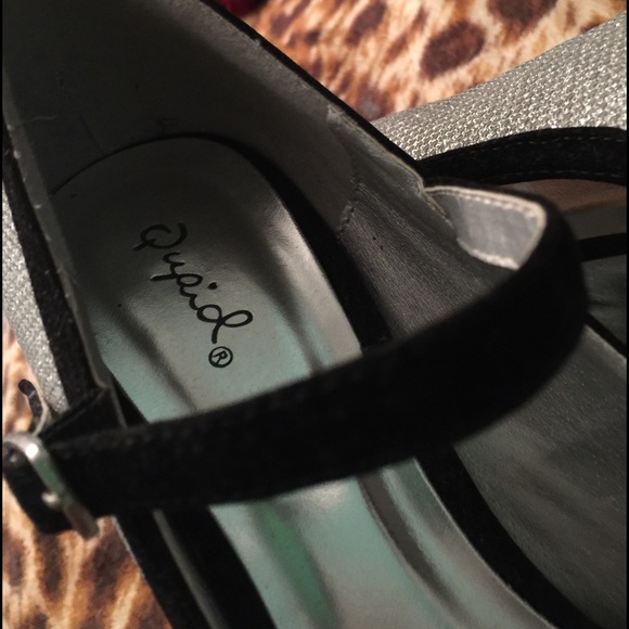 Qupid silver glitter pumps w/ black trimming - Picture 3 of 4