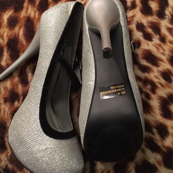 Qupid silver glitter pumps w/ black trimming - Picture 4 of 4
