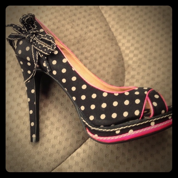 REPOSH ⚫️⚪️Black w/Polka Dots & Hot Pink Trim Sz 6