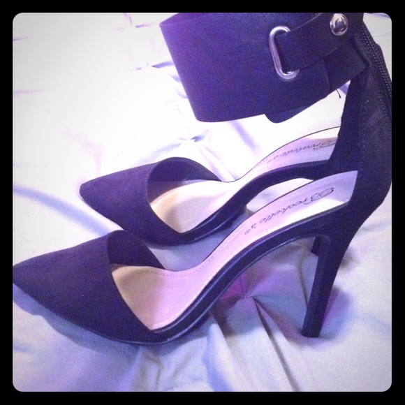 Black ankle strap pointed toe kitten heels