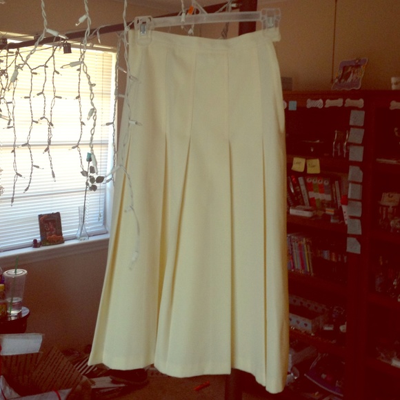 Pleated ivory Vintage midi skirt size 6