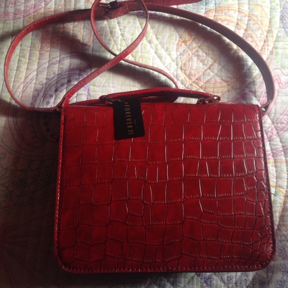 Red alligator print shoulder bag from Forever 21. - Picture 2 of 4