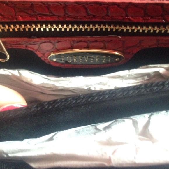 Red alligator print shoulder bag from Forever 21. - Picture 3 of 4