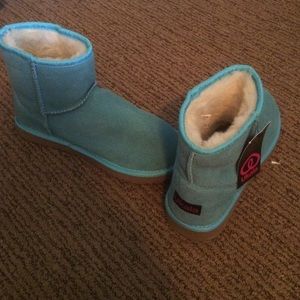 NWT Ukala boots like UGGS ..
