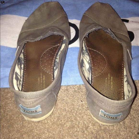 Grey toms- slightly worn - Picture 2 of 2