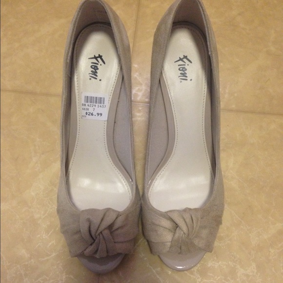 NWT BEIGE FAUX SUEDE AND PATENT PEEP TOE 3inch