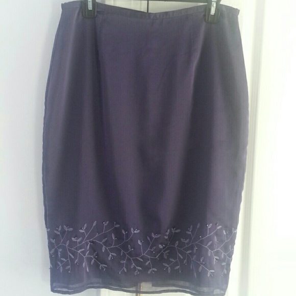 Express skirt with embroidery detail