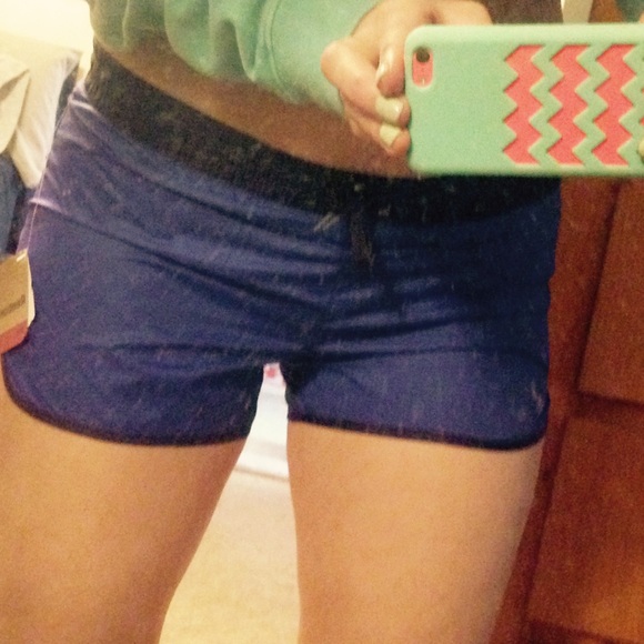 Reebok • Shorts - Picture 2 of 4