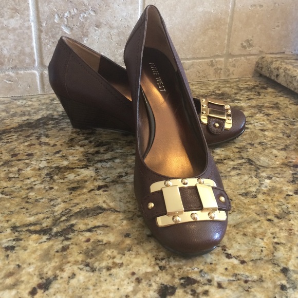 NINE WEST brown wedge pumps