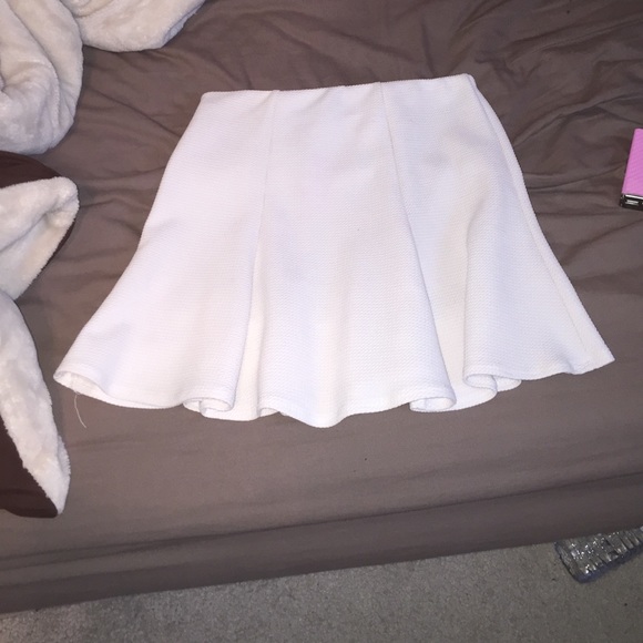 Beautiful white skirt! - Picture 3 of 4