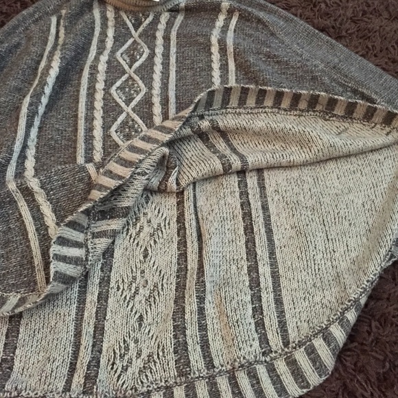 Poncho - Picture 3 of 3