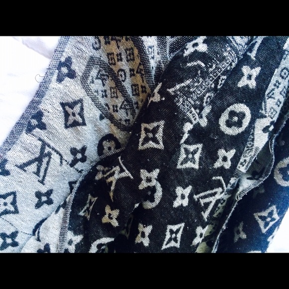 100% authentic Louis Vuitton monogram shall/scarf. - Picture 2 of 3