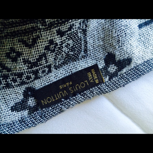 100% authentic Louis Vuitton monogram shall/scarf. - Picture 3 of 3