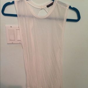 Tank with twisted back