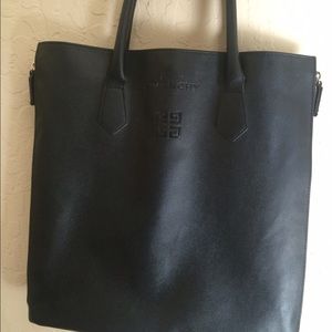 Faux leather Givency parfums black zipper tote!
