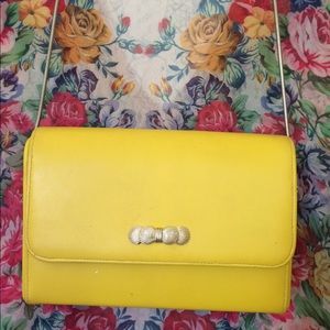 Amazing little vintage yellow clutch