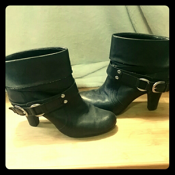 Little black leather bootie