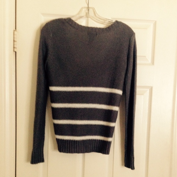 ⚡️2/$15⚡️Wet Seal V-Neck Sweater Gray Size S❤️❤️❤️ - Picture 3 of 3
