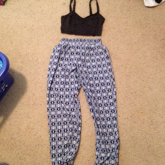 ***NWOT Navy and white printed pants