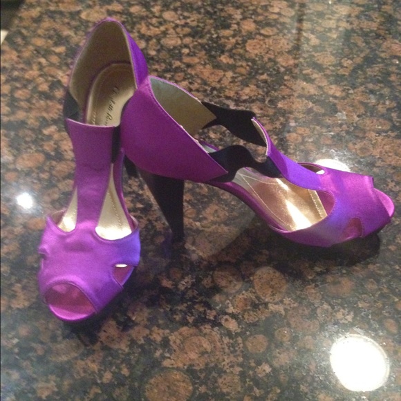 Peep toe cut out pumps