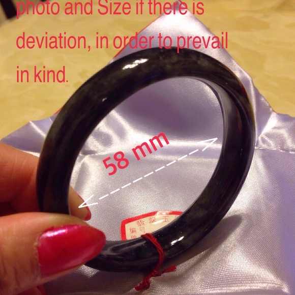 🌹This nice and luck the bangle is real Jade. 🌹