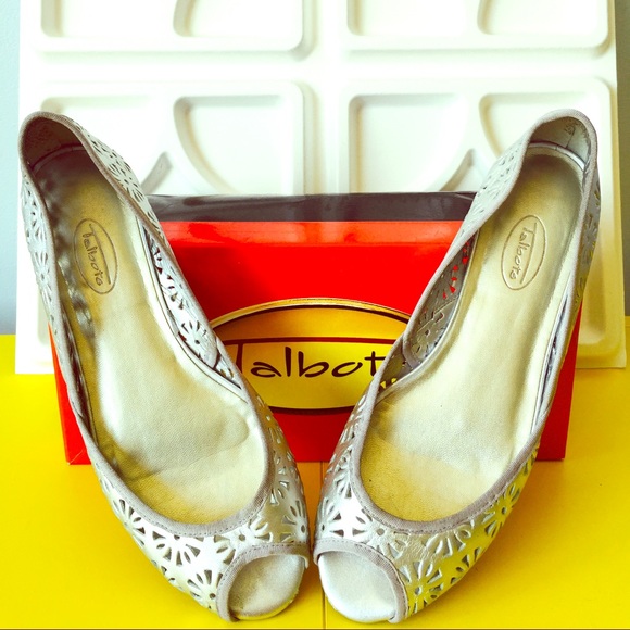 Talbots Shawna Silver Leather Cut-Out Sandal