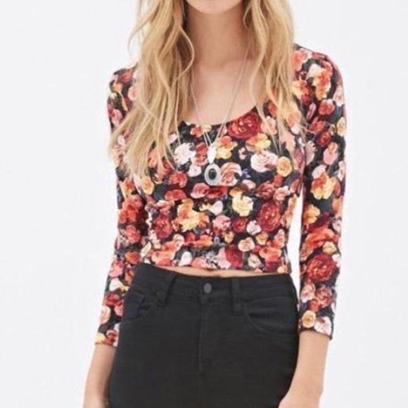Rose Print Crop Top 💐 - Picture 3 of 3