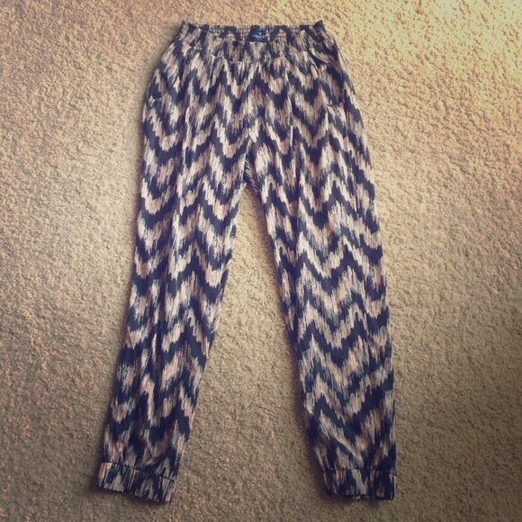 Chevron elastic cuffed pants with front pockets