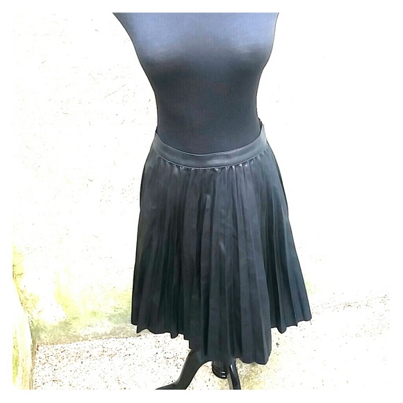 Pleated Faux leather skirt - Picture 1 of 3