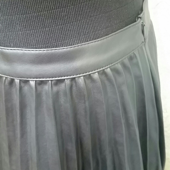 Pleated Faux leather skirt - Picture 2 of 3