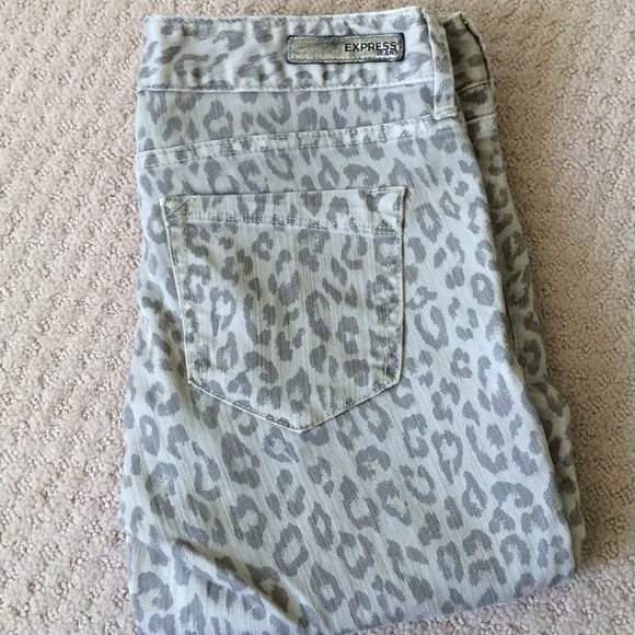 Express Gray Leopard Print Jeggings 🍃