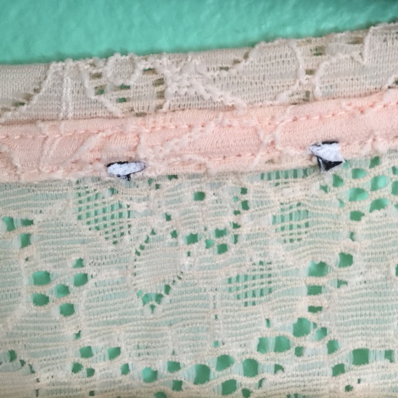 🔴light pink lace top - Picture 4 of 4