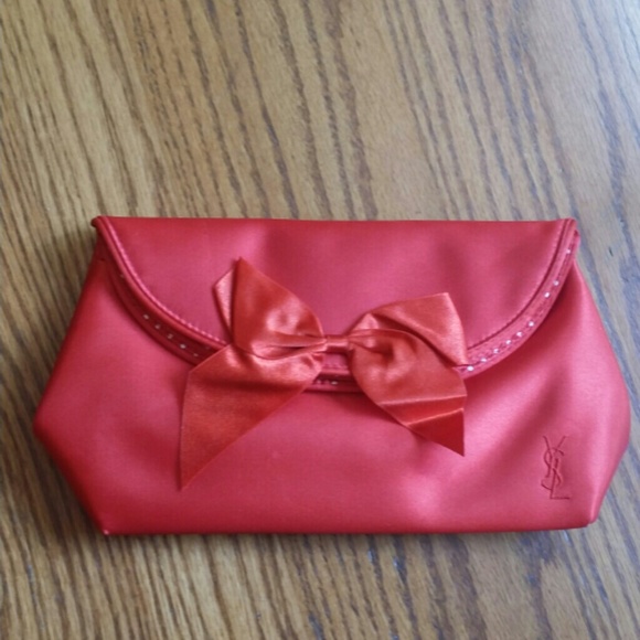 Small makeup bag.