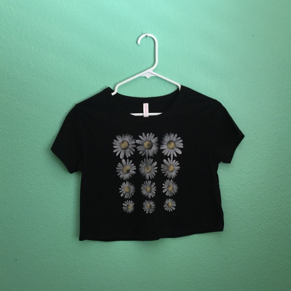 🔴black crop top with daisies