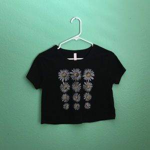 🔴black crop top with daisies