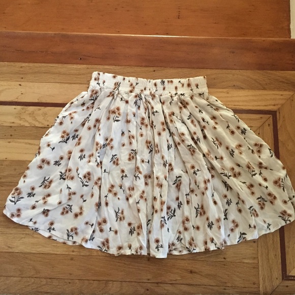 Brandy Melville daisy skirt.