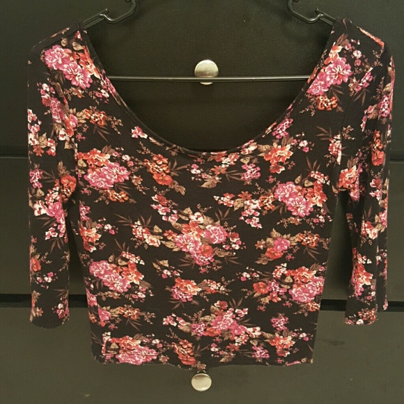 Short quartersleeve top