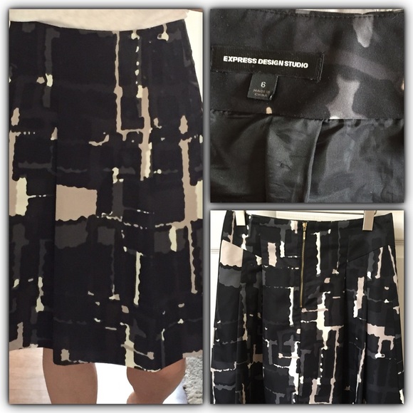 Express A line skirt with large pleats sz6