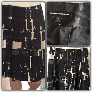 Express A line skirt with large pleats sz6