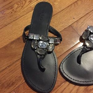 Cute black sandals!