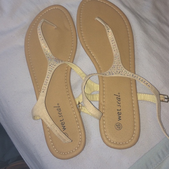 Flips flops!! Never worn!!