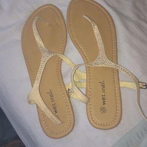 Flips flops!! Never worn!!