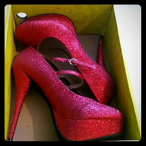 Glittery red pumps