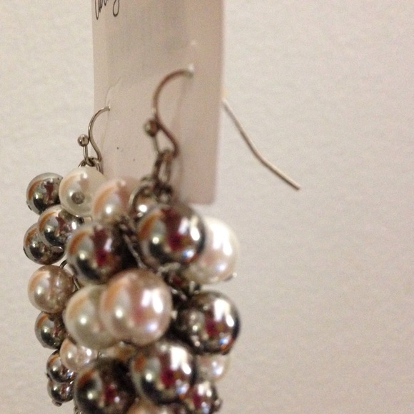 Faux pearl earrings - Picture 2 of 2