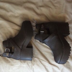 Flat form boots