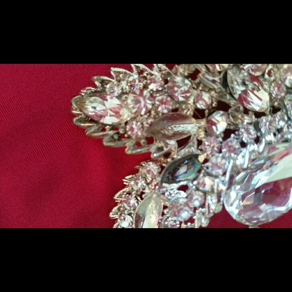 Beautiful Broach - Picture 2 of 2