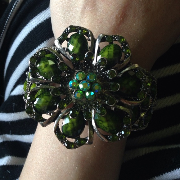 Beautiful Green Flower Bracelet