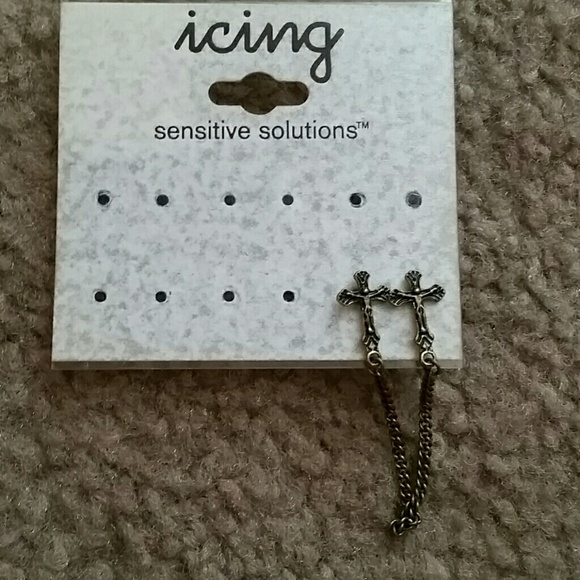 Cross cartilage/lobe earring