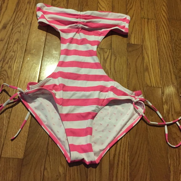 One piece with sides cut out.