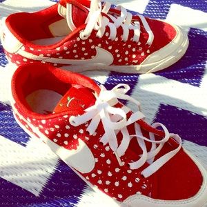 Adorable apple print red NIKE sneakers sz7